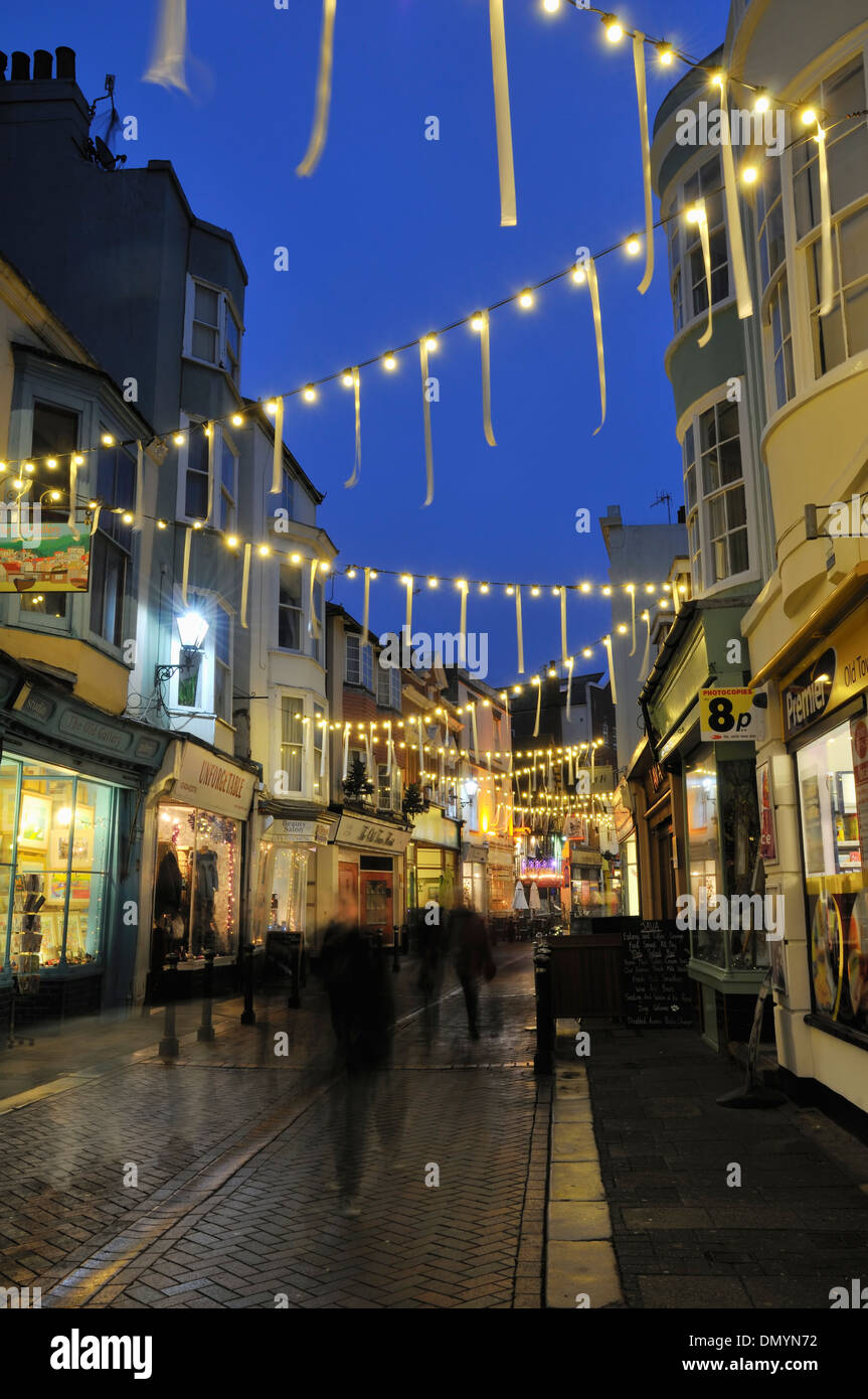 Der George Street, der Altstadt von Hastings, East Sussex, in der Weihnachtszeit beleuchtet Stockfoto