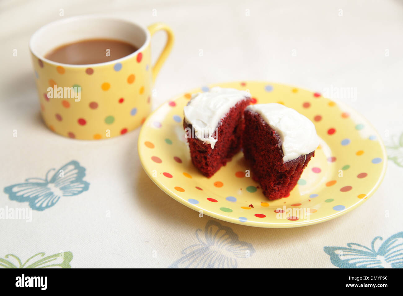 Hausgemachte Red Velvet Cupcake mit Zuckerguss mit einer Tasse Kaffee Stockfoto