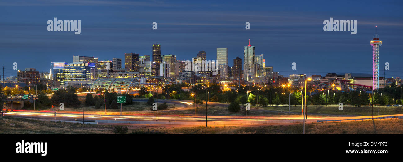 Die Skyline von Denver beginnt zu leuchten am frühen Abend in diesem Denver-Panorama. Stockfoto