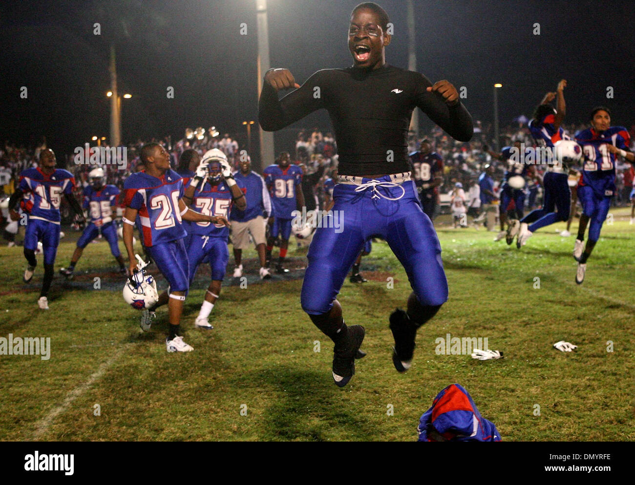 3. November 2006; Pahokee, FL, USA; Pahokee feiert seine 28-21-Sieg über die zentrale Lichtungen.  Pahokee vs. Lichtungen zentrale beim diesjährigen Muck Bowl in Pahokee High School am 3. November 2006.  Pahokee gewonnen, 28-21.   Obligatorische Credit: Foto von J. Gwendolynne Berry/Palm Beach Post/ZUMA Press. (©) Copyright 2006 von Palm Beach Post Stockfoto