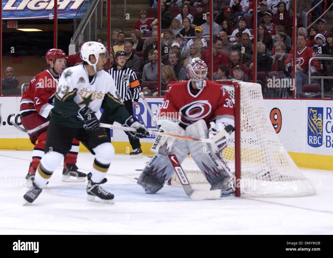 18. November 2006; Raleigh, NC, USA; NHL Eishockey: Carolina Hurricanes Torhüter CAM WARD Blöcke einen Schuss wie die NHL Hockey team der Carolina Hurricanes Gastgeber den Dallas Stars im RBC Center mit Sitz in Raleigh. Die Hurricanes schlagen 5-4 Sterne. Obligatorische Credit: Foto von Jason Moore/ZUMA Press. (©) Copyright 2006 von Jason Moore Stockfoto