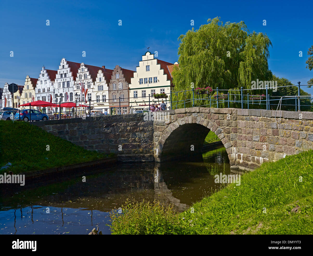 Kanalbrücke und Häuser in Friedrichstadt, Nordfriesland, Schleswig-Holstein, Deutschland Stockfoto