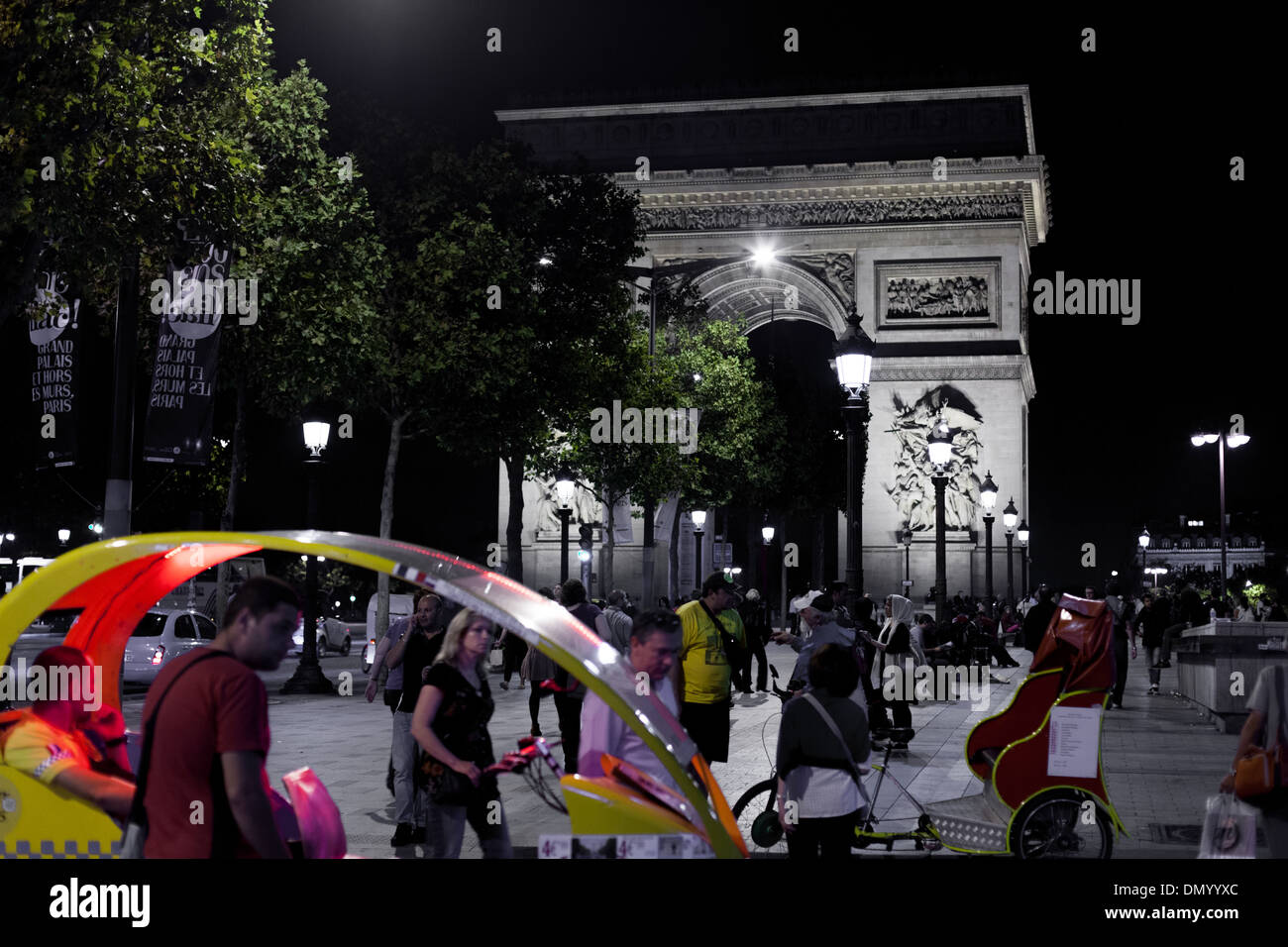 Der Arc de Triomphe ist eines der berühmtesten Sehenswürdigkeiten von Paris. Es steht in der Mitte des Place Charles de Gaulle. Stockfoto