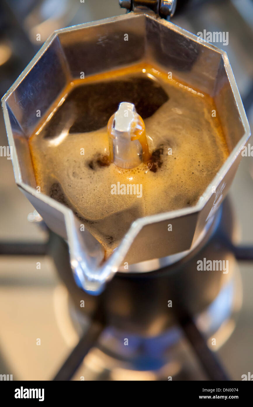 Brauen Espresso auf einem Gas-Kochfeld Stockfoto