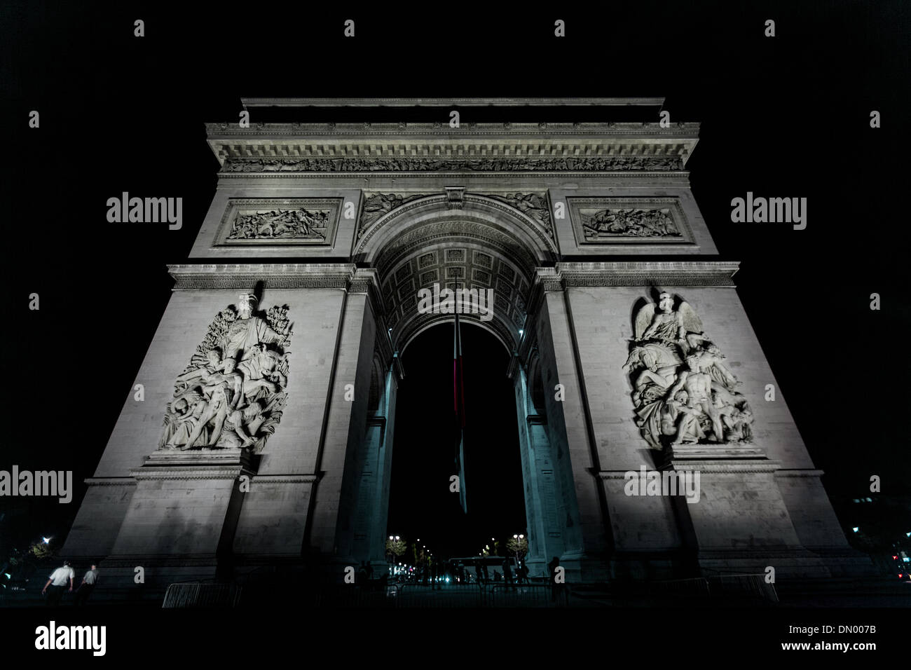 Der Arc de Triomphe ist eines der berühmtesten Sehenswürdigkeiten von Paris. Es steht in der Mitte des Place Charles de Gaulle. Stockfoto