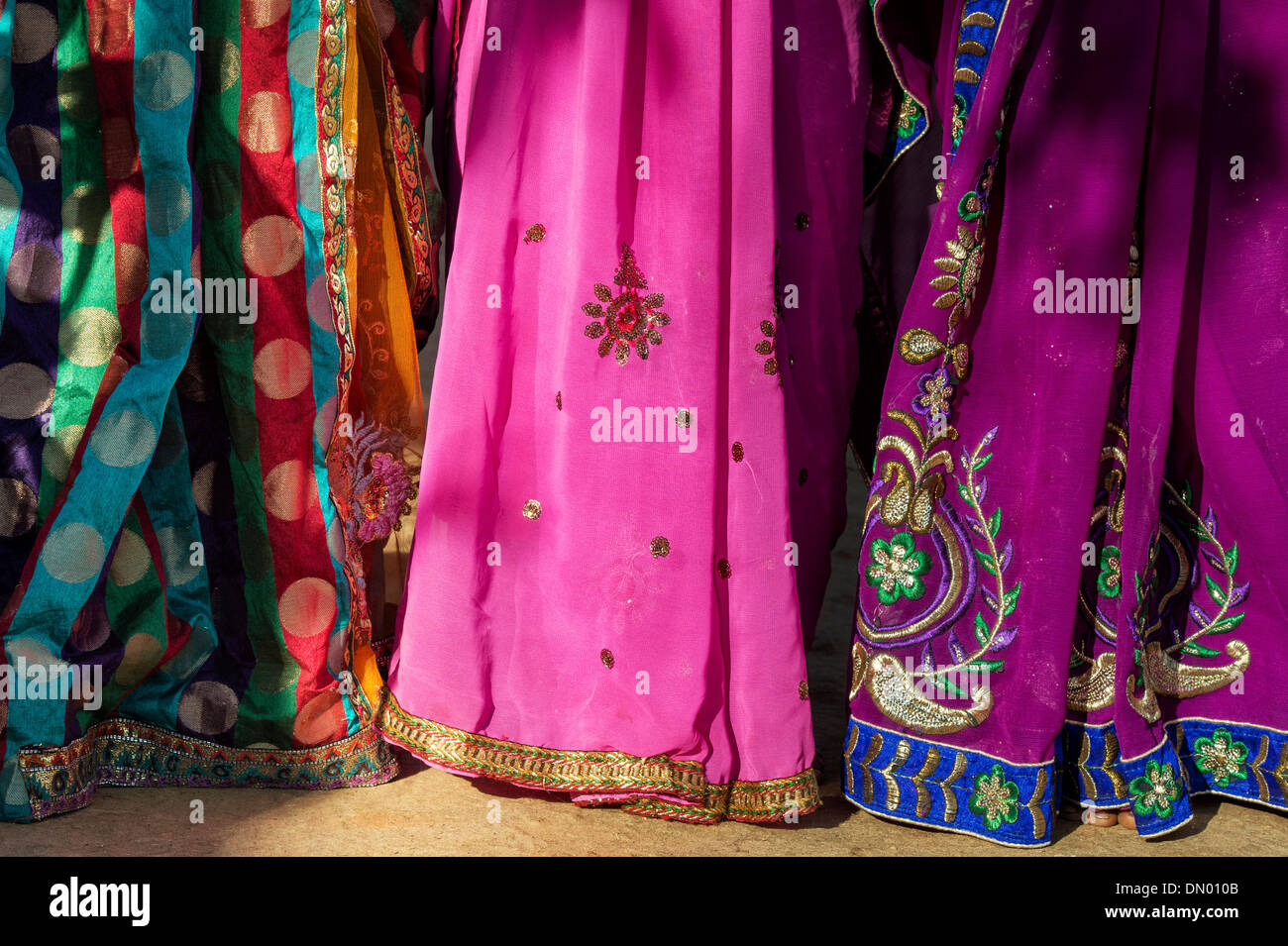 Indische Frauen tragen bunte Sari. Andhra Pradesh, Indien Stockfoto