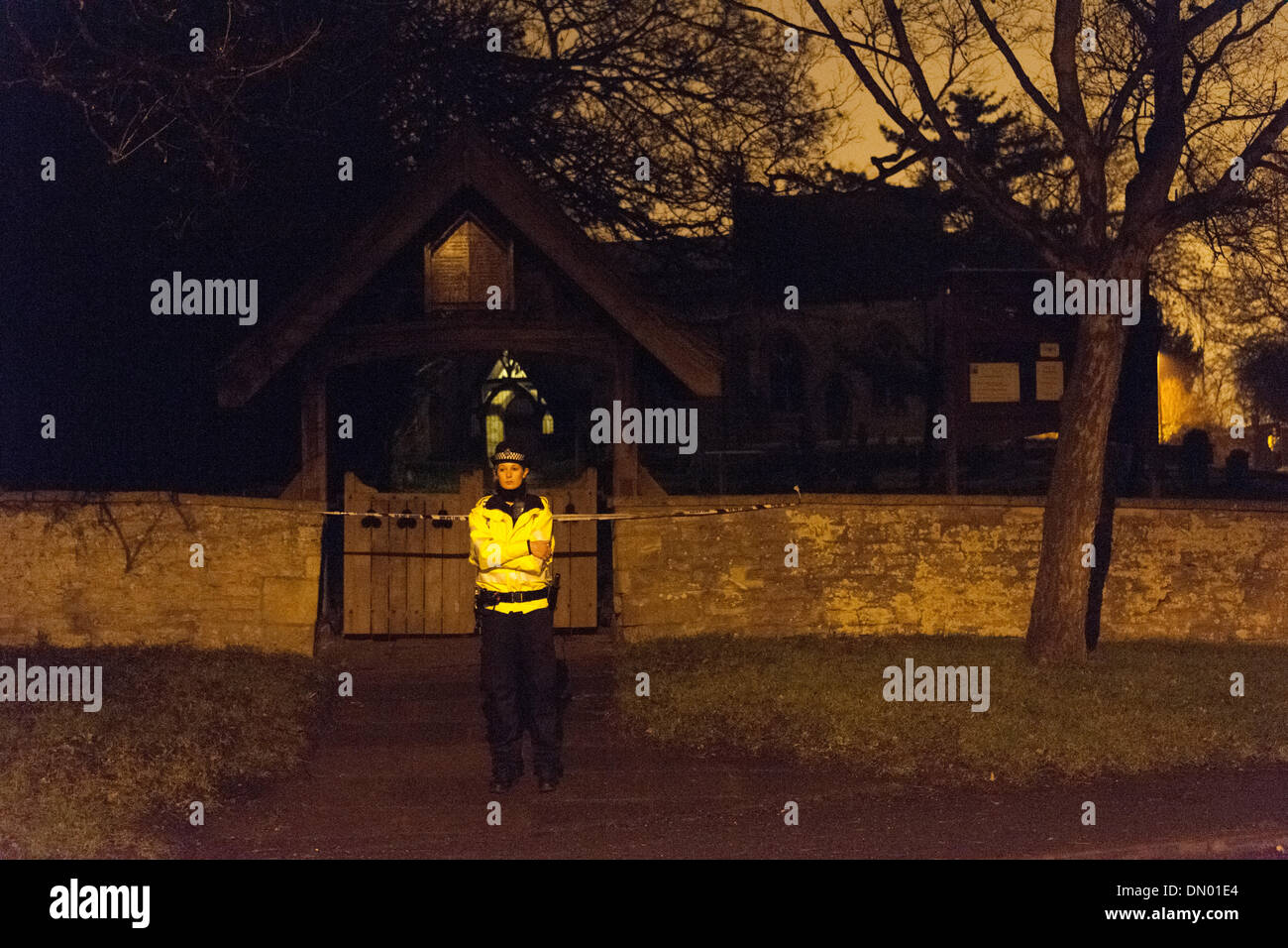 Didcot, UK. 17. Dezember 2013. Polizisten Wache am Eingang zu allen Heiligen Kirche und Friedhof, Didcot, Oxfordshire, während sie Suche nach fehlenden Teenager Jayden Parkinson weiterhin auf Kredit-Dienstag, 17. Dezember 2013: Nikreates/Alamy Live News Stockfoto