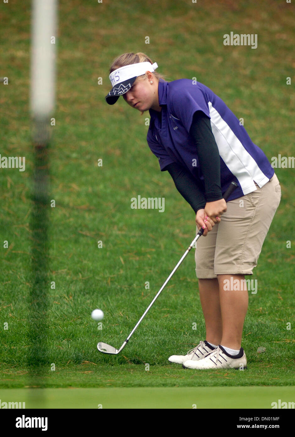 College Park High School Audra Kepler trifft auf zum Grün während der North Coast Section Mädchen Golfturnier am Tilden Park Golf Course in Berkeley, Kalifornien, auf Montag, 29. Oktober 2007. (Bob Larson/Contra Costa Times / ZUMA Press) Stockfoto
