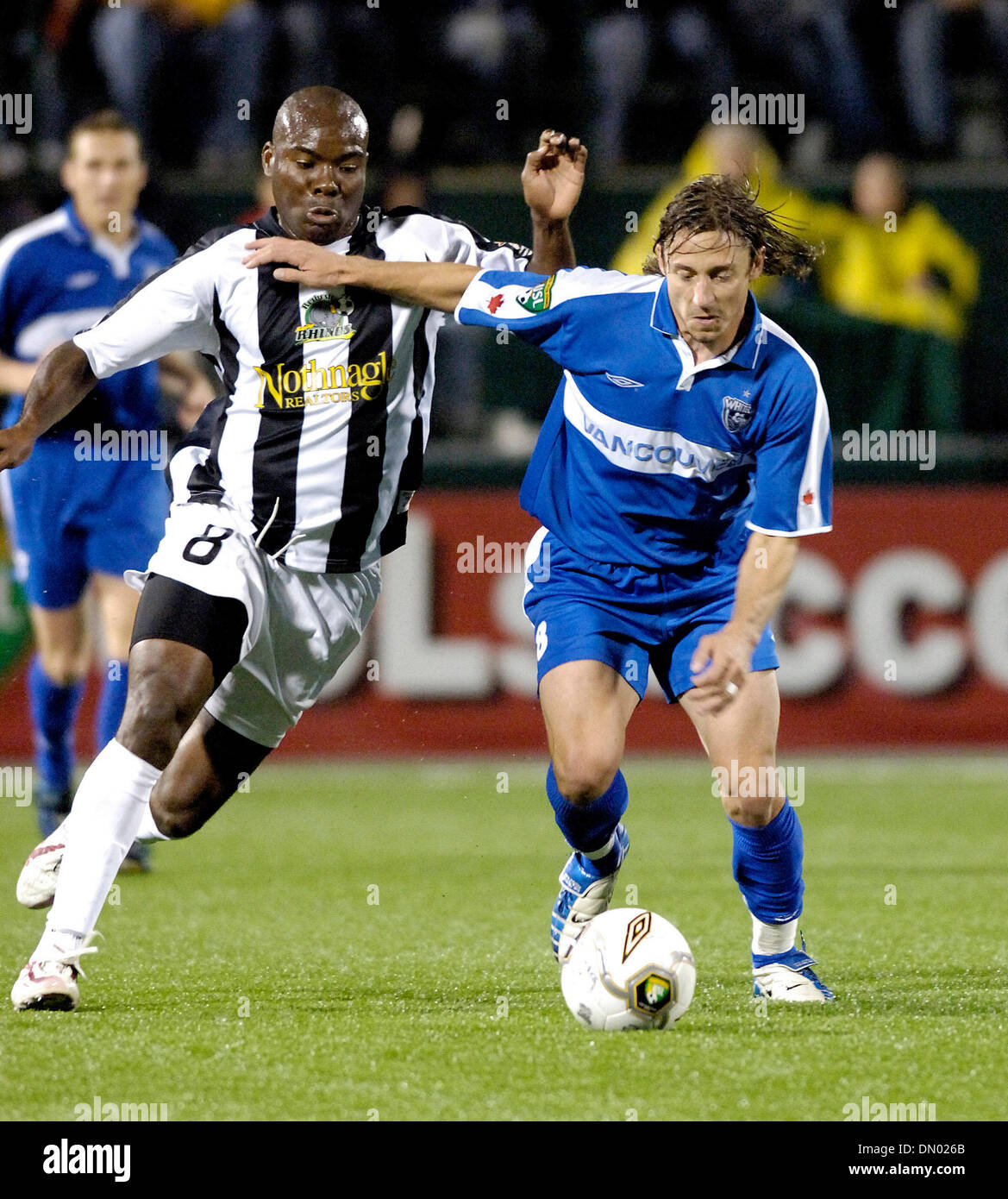 30. September 2006 - Connally Edozien (8) und Vancouver Mittelfeld Steve Kindel (8) in Aktion während des USL erste Liga-Meisterschaft-Spiels Rochester weiterleiten. Vancouver Whitecaps gegen die Rochester Rhinos Paetec Park in Rochester, New York. Vancouver besiegte Rochester 3-0. LIVE Bild * (Kredit-Bild: © Alan Schwartz/Cal-Sport-Medien) Stockfoto