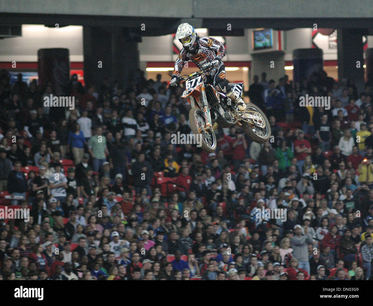 21. Februar 2009 - Atlanta, Georgia, USA - MARTIN DAVALOS (577), belegte Cairo, Georgia in der Supercross Lites Main Event bei der Monster Energy Drink, AMA Supercross in der Georgia Dome. (Kredit-Bild: © Timothy L. Hale/ZUMA Press) Stockfoto