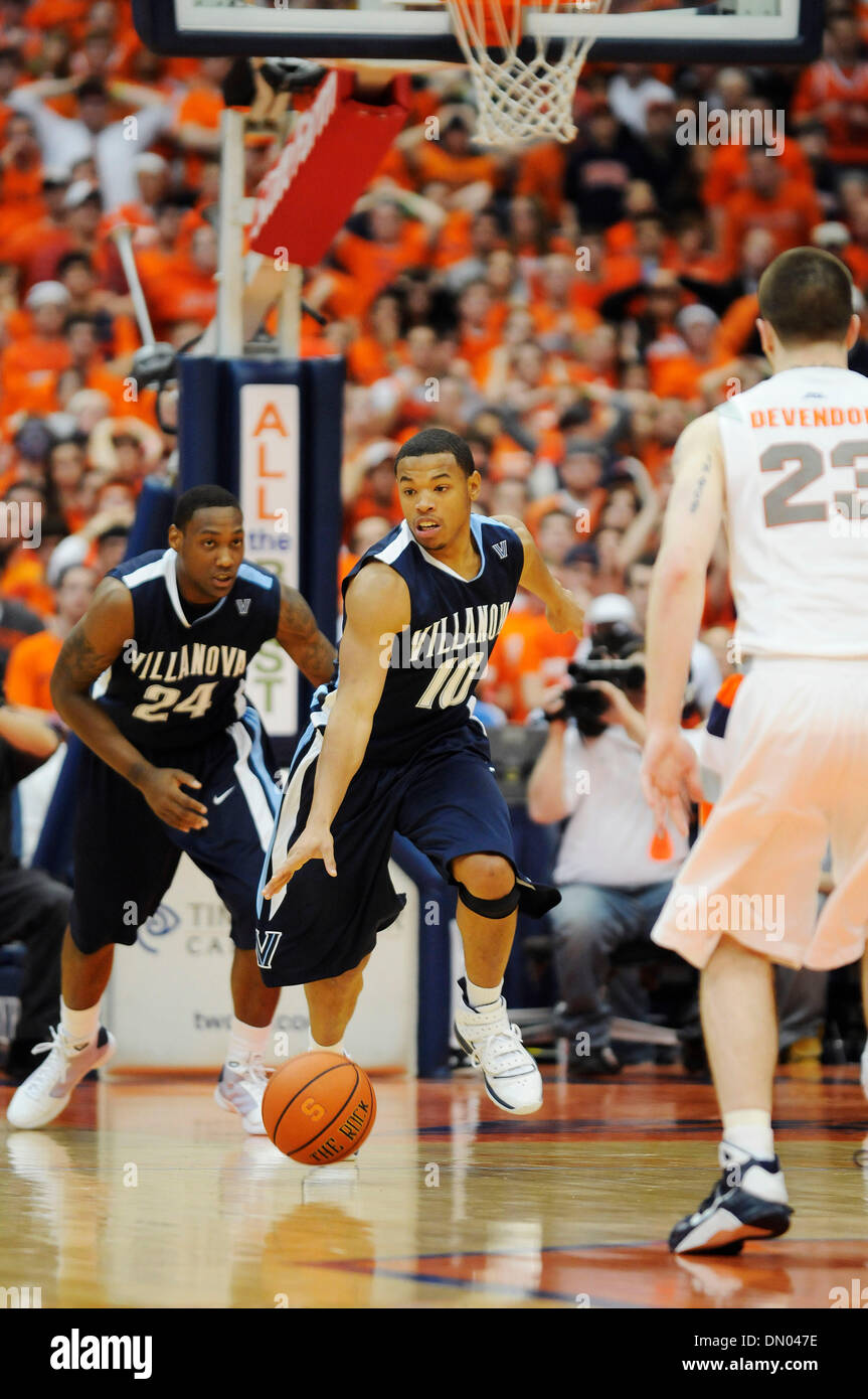 22. Februar 2009: Villanova Guard Corey Fisher (#10) nimmt den Ball nach unten Gericht während des Spielens von Syrakus. Villanova Wildcats besiegten die Syracuse Orange 89 86 vor 26.879 Zuschauern im Carrier Dome in Syracuse, NY. (Kredit-Bild: © Alan Schwartz/Cal-Sport-Medien) Stockfoto