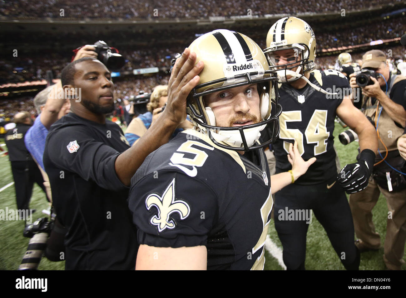 17. Dezember 2013 - veröffentlicht The New Orleans Saints Kicker Garrett Hartley am Dienstag. Hartley verpasst vor zwei Tagen ein paar Fieldgoals einen Verlust nach St. Louis. Bild: 17. November 2013 - New Orleans, Louisiana, Vereinigte Staaten - New Orleans Saints Kicker GARRETT HARTLEY bekommt die Glückwünsche seiner Teamkollegen nach erzielte den Siegtreffer Feld gegen die San Francisco 49ers an der Louisiana Superdome. Die Heiligen schlagen die 49ers 23-20 (Credit-Bild: © Dan Anderson/ZUMAPRESS.com) Stockfoto