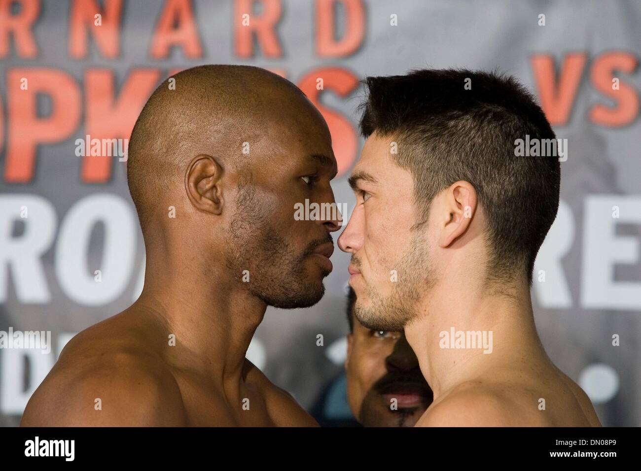 1. Dezember 2009 kämpfen - Philadelphia, Pennsylvania, USA - BERNARD HOPKINS (links) und ENRIQUE ORNELAS auf die Waage im Liacouras Center, der Website von der 2. Dezember 2009. Hopkins-wog-in bei 175 Pfund und Ornelas war 173,5 Pfund. (Kredit-Bild: © Jay Gorodetzer/ZUMApress.com) Stockfoto