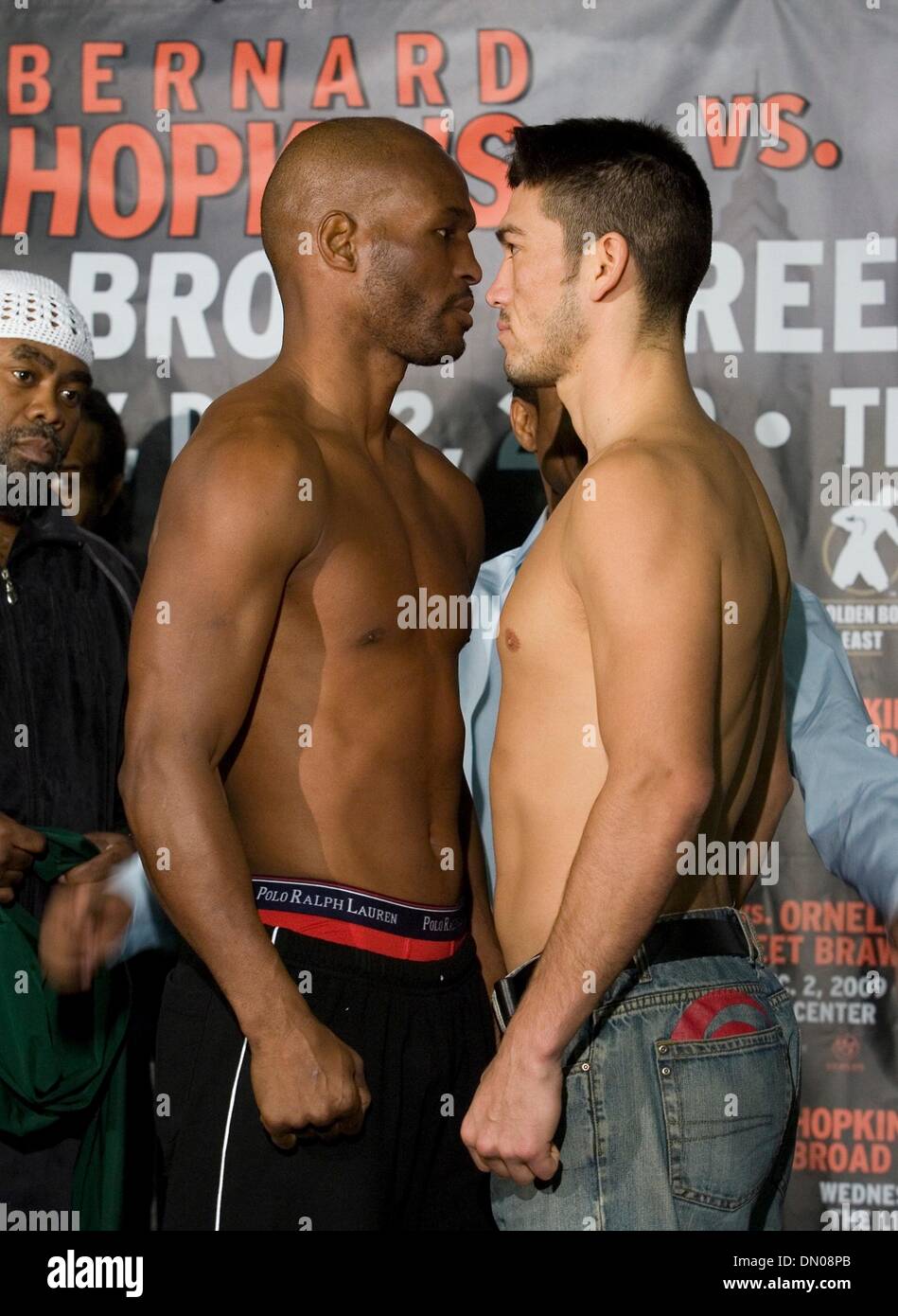 1. Dezember 2009 kämpfen - Philadelphia, Pennsylvania, USA - BERNARD HOPKINS (links) und ENRIQUE ORNELAS auf die Waage im Liacouras Center, der Website von der 2. Dezember 2009.  Hopkins-wog-in bei 175 Pfund und Ornelas war 173,5 Pfund. (Kredit-Bild: © Jay Gorodetzer/ZUMA Press) Stockfoto