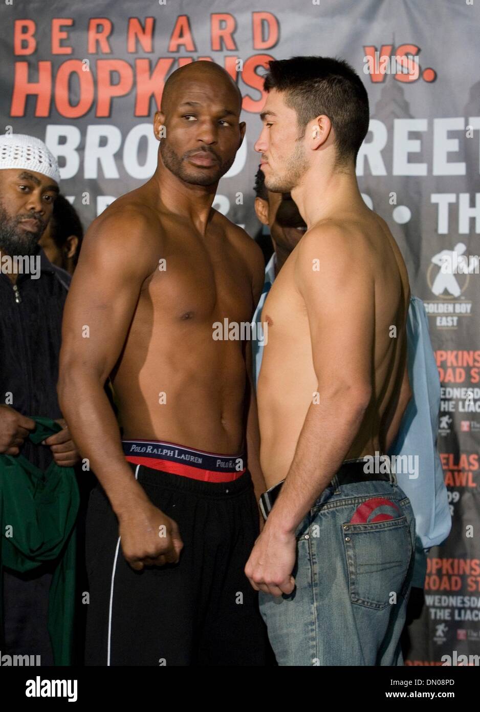 1. Dezember 2009 kämpfen - Philadelphia, Pennsylvania, USA - BERNARD HOPKINS (links) und ENRIQUE ORNELAS auf die Waage im Liacouras Center, der Website von der 2. Dezember 2009. Hopkins-wog-in bei 175 Pfund und Ornelas war 173,5 Pfund. (Kredit-Bild: © Jay Gorodetzer/ZUMA Press) Stockfoto