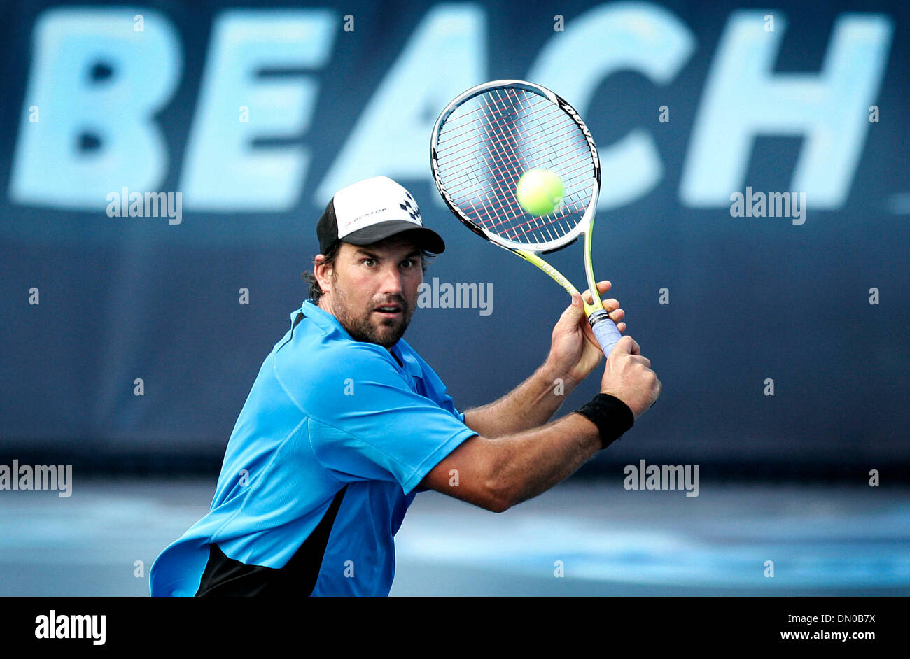 20. Februar 2010 - Delray, Florida, USA - PATRICK RAFTER kehrt eine dienen gegen Pat Cash während eines Spiels der ATP Champions Tour im Delray Beach-Tennis-Center. (Kredit-Bild: © Michael Francis McElroy/ZUMA Press) Stockfoto