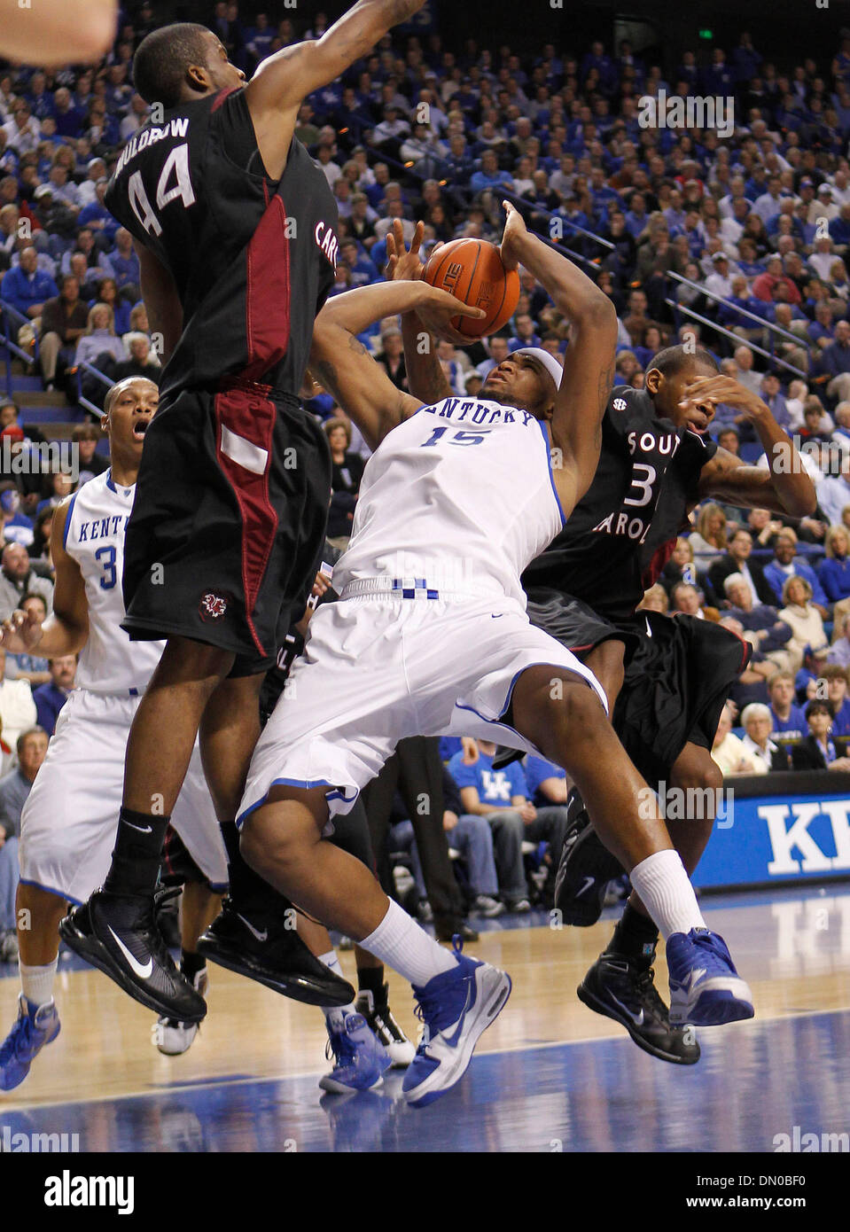 25. Februar 2010 - Lexington, Kentucky, USA - Kentucky DeMarcus Cousins bekam klopfte auf den Boden als er die Spur mit kein Anruf fuhr, als Kentucky Südcarolina 82-61 auf Donnerstag, 25. Februar 2010 in Lexington, Kentucky Foto besiegte von Mark Cornelison | Personal. (Kredit-Bild: © Lexington Herald-Leader/ZUMApress.com) Stockfoto