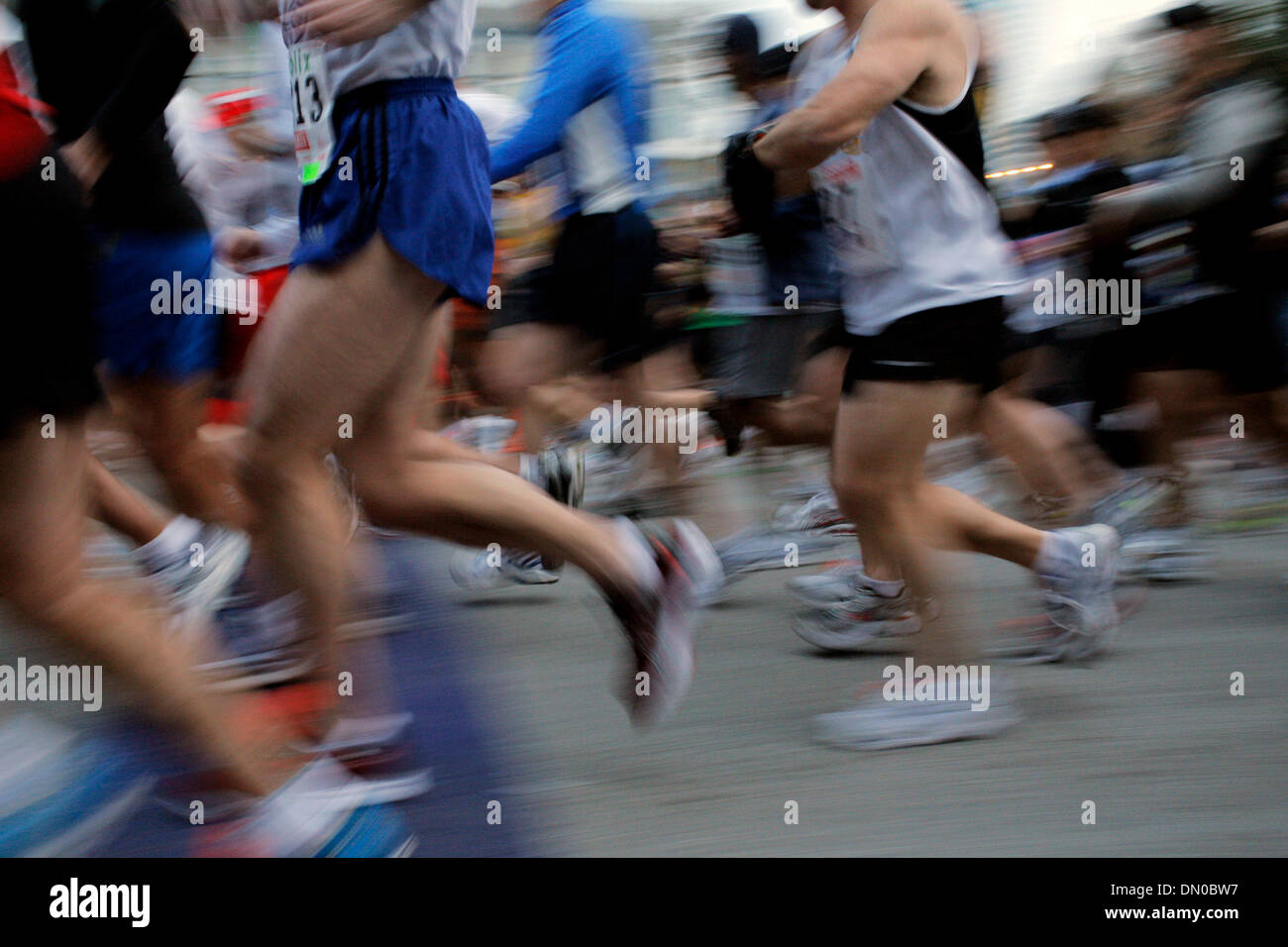 27. Februar 2010 - Tampa, Florida, USA - TP_318874_FOUN_RUNNING_1.EDMUND D. Brunnen | Zeiten. (27.02.2010 Tampa) Läufer nehmen Sie zu Beginn des 2010 Gasparilla Abstand Classic 15k auf Platt Street in Tampa am 27. Februar 2010 ausgeführt. Das Rennen gewann Austin Richmond.  [EDMUND D. Brunnen, mal] (Kredit-Bild: © St. Petersburg Times/ZUMApress.com) Stockfoto