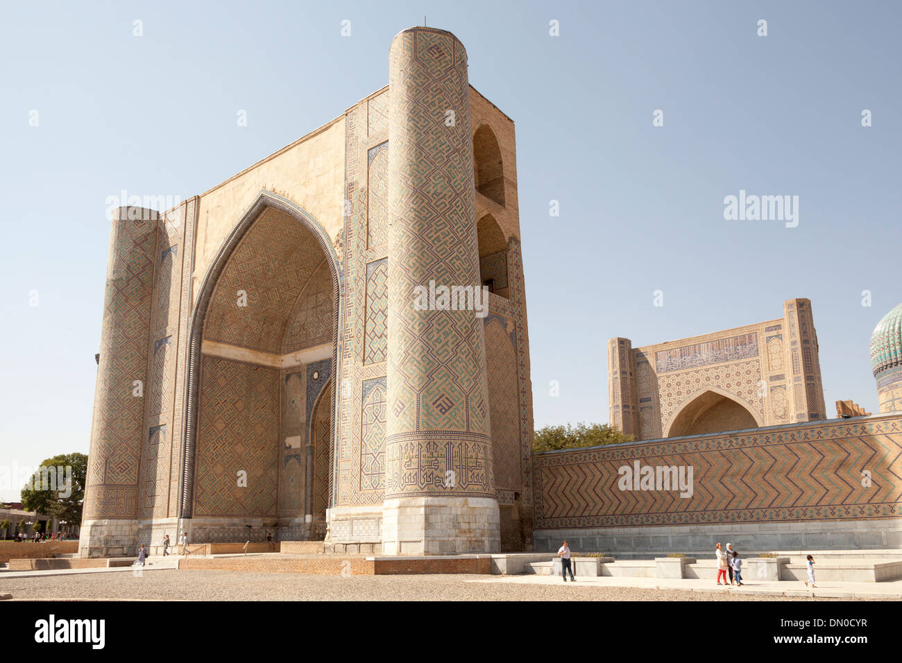 Bibi-Khanym Moschee, auch bekannt als Bibi Khanum Moschee, Eingang im Vordergrund, Samarkand, Usbekistan Stockfoto