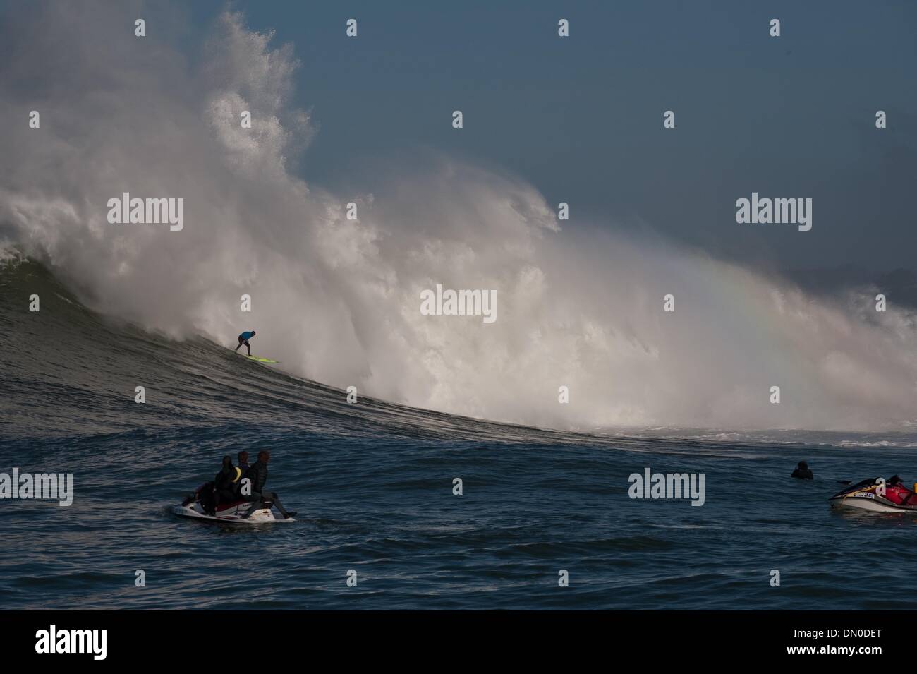 13. Februar 2010 lebte - Half Moon Bay, Kalifornien, USA - Super Bowl of Surfing bis zu seiner Legende Samstag, und dann einige. Die Wellen an Mavericks waren so massiv - das größte in der Geschichte.  Südafrikanische Chris Bertish gezähmt ein paar Monster schwillt gewinnt den ersten Preis von $50.000 beim siebten Mavericks Surf Contest nördlich von Half Moon Bay. Einige der Welle Gesichter bei Mavericks appe Stockfoto