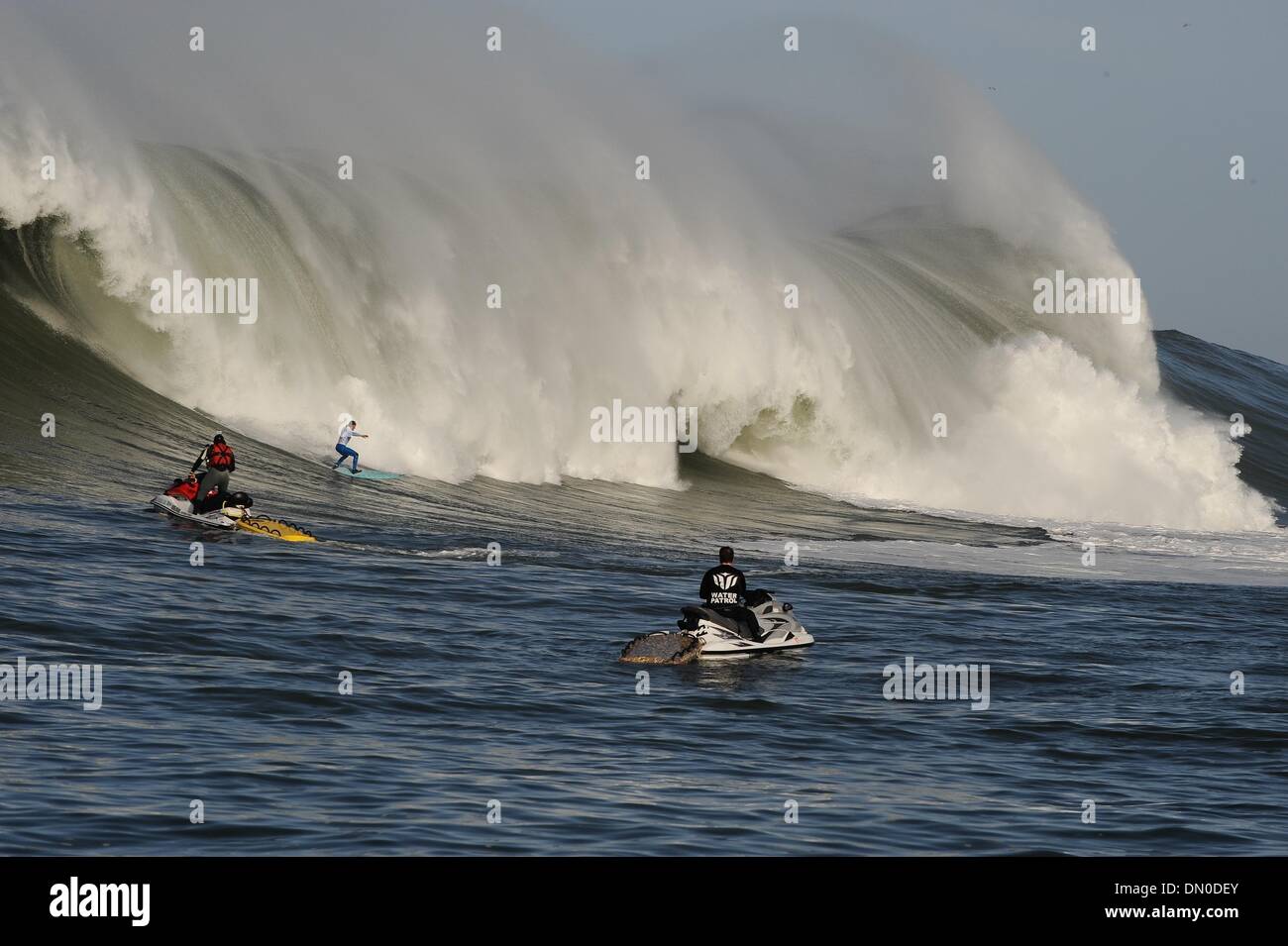 13. Februar 2010 lebte - Half Moon Bay, Kalifornien, USA - Super Bowl of Surfing bis zu seiner Legende Samstag, und dann einige. Die Wellen an Mavericks waren so massiv - das größte in der Geschichte.  Südafrikanische Chris Bertish gezähmt ein paar Monster schwillt gewinnt den ersten Preis von $50.000 beim siebten Mavericks Surf Contest nördlich von Half Moon Bay. Einige der Welle Gesichter bei Mavericks appe Stockfoto