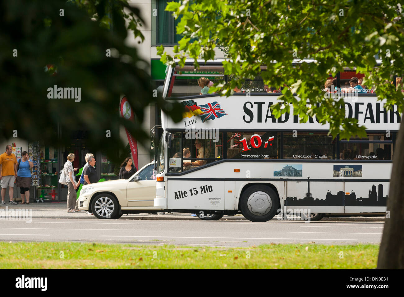 Touristenbus fährt auf der Berliner Straße. Deutschland. Stockfoto