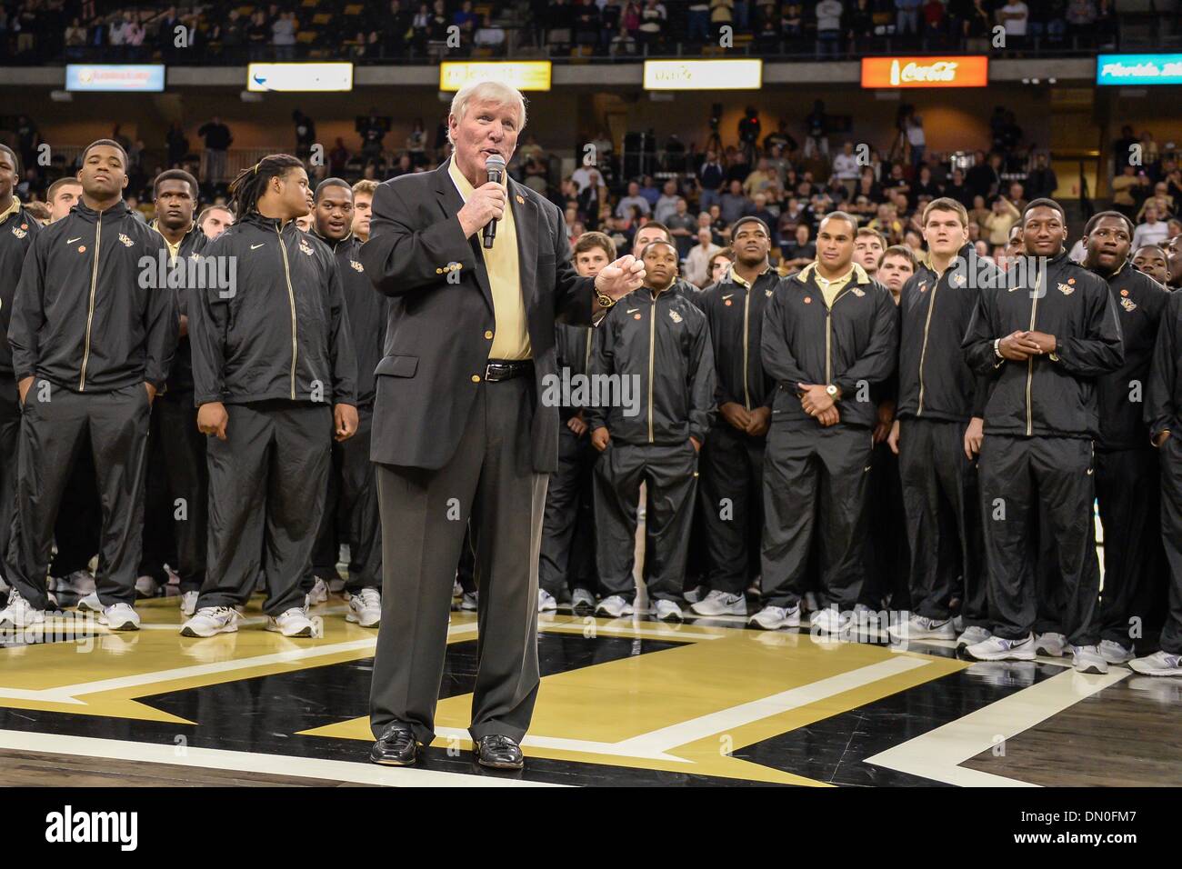 -Orlando, FL, U. 17. Dezember 2013. S: Central Florida Fußball Trainer George O'Leary befasst sich mit die Masse in der Halbzeitpause anerkannt die UCF-Fußball-Nationalmannschaft für seinen ersten Auftritt im BCS Bowl Spiel bei Mens NCAA Basketball-Spiel-Aktion zwischen Jacksonville Dolphins und die UCF Knights in der KSE-Arena in Orlando, FL. © Csm/Alamy Live-Nachrichten Stockfoto