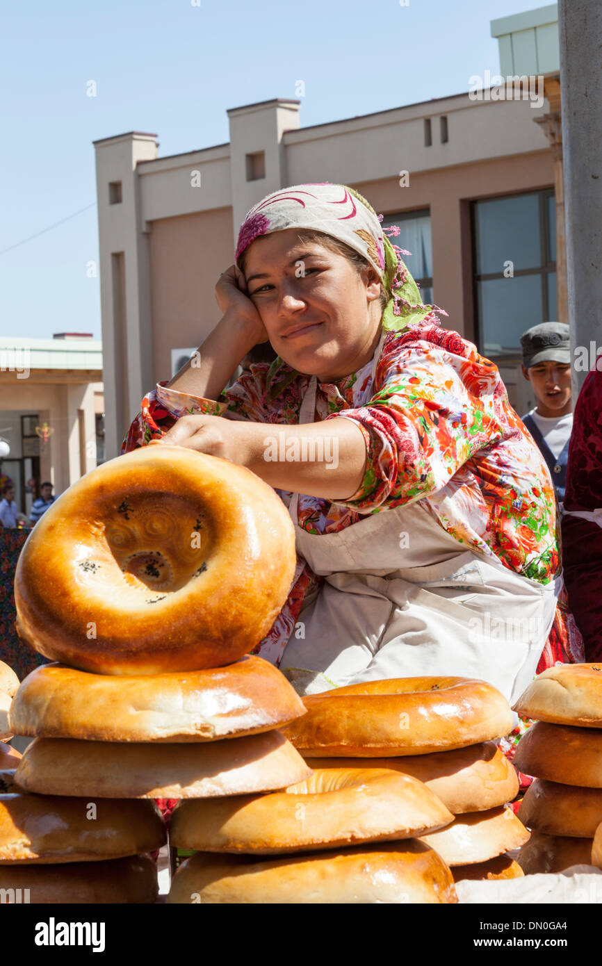 Frau verkaufen nicht Brot, Siyob Markt, auch bekannt als Siab Markt, Samarkand, Usbekistan Stockfoto