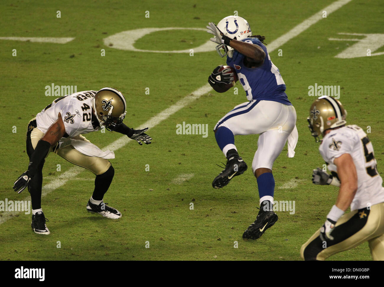 7. Februar 2010 - Miami Gardens, Florida, USA - JOSEPH ADDAI setzt eine Bewegung auf DARREN SHARPER im Forst Viertel im Super Bowl XLIV im Sun Life Stadium. (Kredit-Bild: © Mike Stocker/Sun-Sentinel/ZUMApress.com) Stockfoto