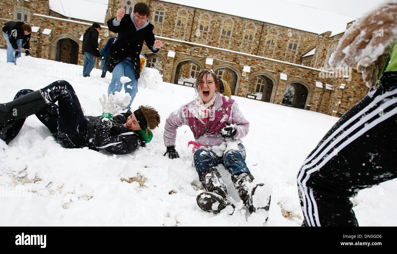 8. Februar 2010 - Foto Memphis, Tn, USA - 8 Feb 10 (mwsnow4) von Mark Weber -, wie Kollegen Rhodes College-Neuling Becky Thompson, links, mit einem Schneeballsystem Maggie Cupit, Mitte, tummelt sich im Schnee Montag früh getroffen wird. Mitte-Südstaatler wurden mit einer verschneiten Überraschung Montagmorgen schlug. (Kredit-Bild: © die kommerzielle Appeal/ZUMApress.com) Stockfoto