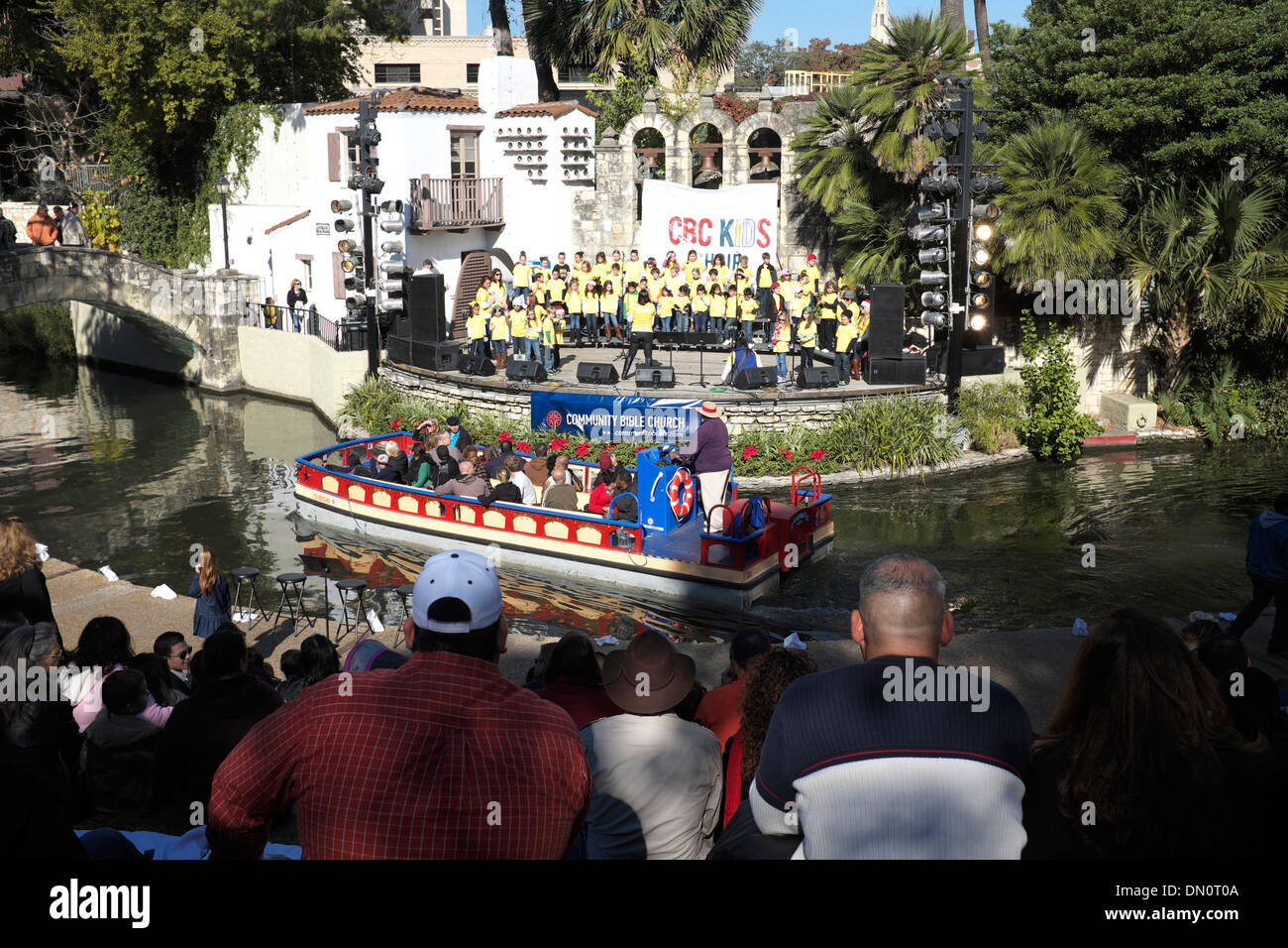Riverboat-Pässe zwischen Bühne und Publikum am Riverwalk in San Antonio, Texas Stockfoto