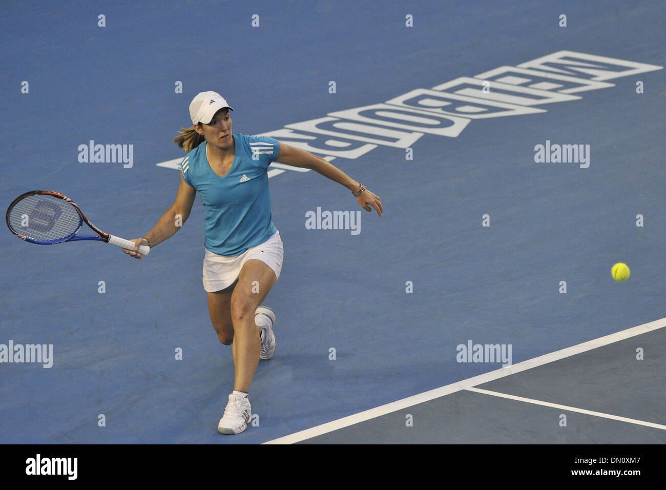 30. Januar 2010 - Melbourne, Victoria, Australien - JUSTINE HENIN kehrt Serena Williams in der letzten Runde der Australian Open in der Rod Laver Arena. Williams erweitert ihre atemberaubenden Rekord in Grand-Slam-Finale, 12-3 mit einem 6-4 3-6 6-2 Henin gewinnen. (Kredit-Bild: © Matthew Mallett/ZUMA Press) Stockfoto