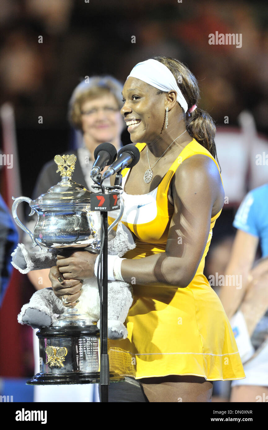 30. Januar 2010 - hält Melbourne, Victoria, Australien - SERENA WILLIAMS aus den USA den Siegerpokal nach dem Sieg über Justine Henin Belgiens im Frauen Einzel Finale gegen bei den Australian Open-Tennisturnier in Melbourne. (Kredit-Bild: © Matthew Mallett/ZUMA Press) Stockfoto