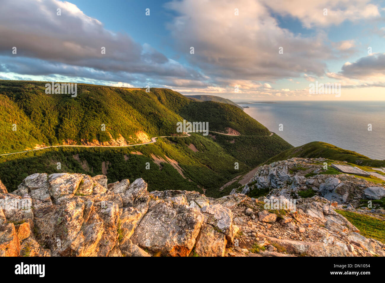 Wicklung Cabot Trail Road gesehen von hoch oben auf dem Skyline Trail bei Sonnenuntergang in Cape Breton Highlands National Park, Nova Scotia Stockfoto