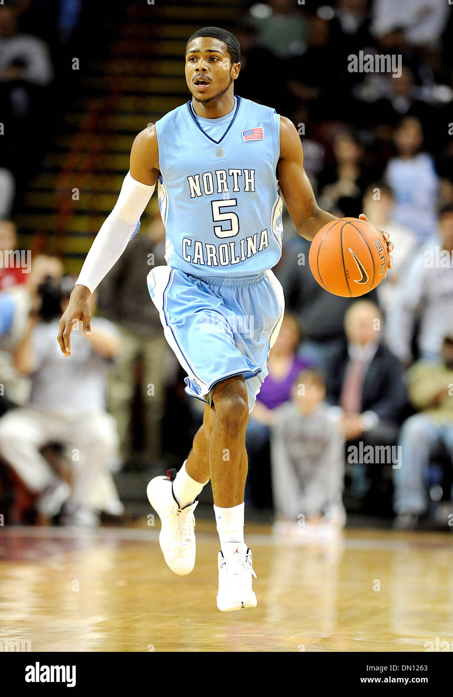 4. Januar 2010 - Charleston, South Carolina; USA - Carolina Tarheels (5) DEXTER STRICKLAND als College von Charleston Cougars besiegen die University of North Carolina-Tarheels mit einem Endstand von 82-79, gespielt in der kolonialen Leben Arena befindet sich in der Innenstadt von Charleston.  Copyright 2009 Jason Moore. (Kredit-Bild: © Jason Moore/ZUMApress.com) Stockfoto