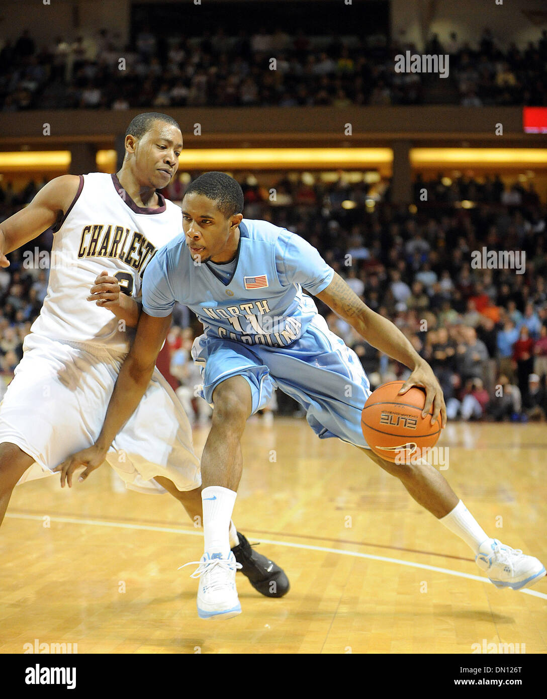 4. Januar 2010 - Charleston, South Carolina; USA - Carolina Tarheels (5) DEXTER STRICKLAND als College von Charleston Cougars besiegen die University of North Carolina-Tarheels mit einem Endstand von 82-79, gespielt in der kolonialen Leben Arena befindet sich in der Innenstadt von Charleston.  Copyright 2009 Jason Moore. (Kredit-Bild: © Jason Moore/ZUMApress.com) Stockfoto