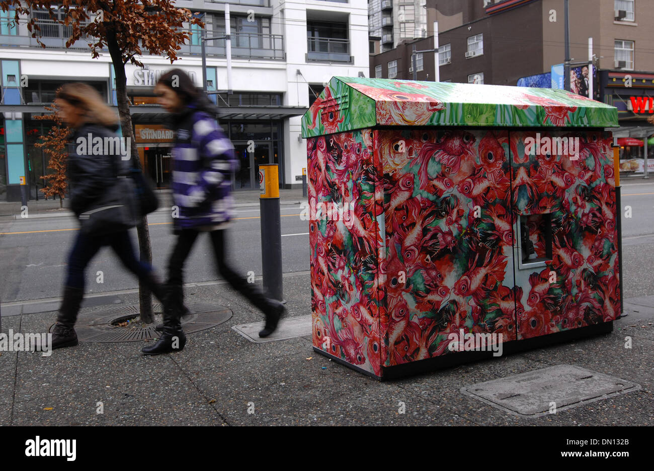 Vancouver, Kanada. 17. Dezember 2013. Die Menschen gehen Vergangenheit eine Utility Box mit Kunstwerken "Ambrosia" von Laura McIntosh in Vancouver, Kanada, 17. Dezember 2013 abgedeckt. Die Downtown Vancouver Business Improvement Association hat Emily Carr University Kunststudenten 11 Dienstprogramm Boxen verwandeln Kunstwerk, der angezeigt wird, für zwei Jahre in Auftrag gegeben. Bildnachweis: Sergei Bachlakov/Xinhua/Alamy Live-Nachrichten Stockfoto