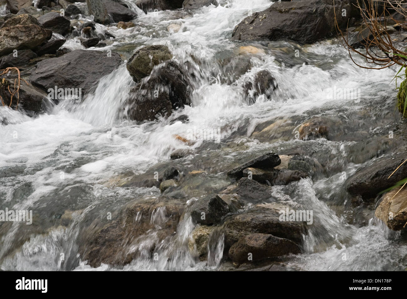 Schnellen Stream zwischen Felsen, Ural, Russland Stockfoto