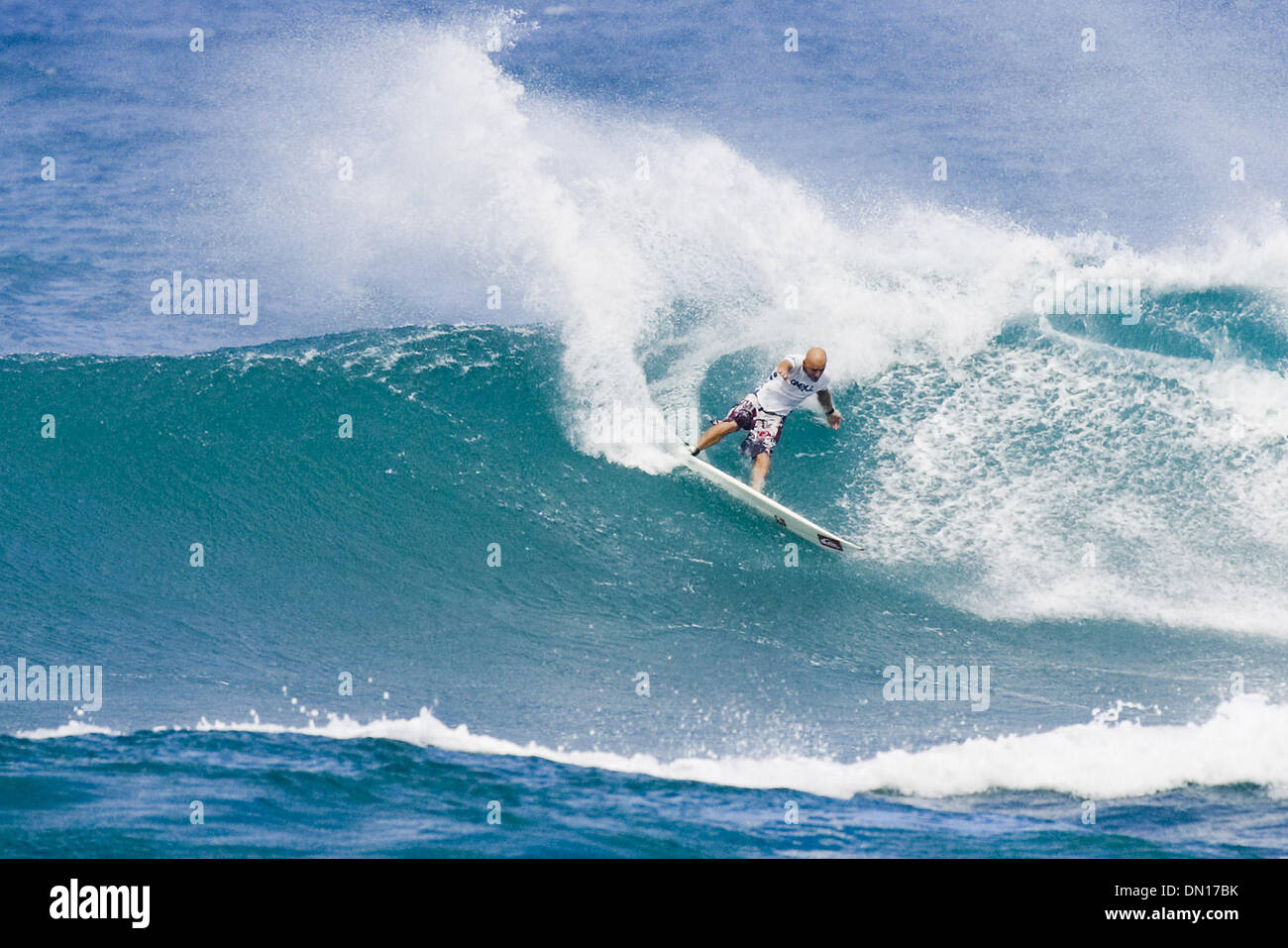 6. Dezember 2005; Sunset Beach, Oahu, Hawaii, USA; JAKE PATERSON (Aus) gewinnt O'Neill World Cup 2005 obligatorisch Credit: Foto von Karen Wilson/KPA. (©) Copyright 2005 von Karen Wilson Stockfoto