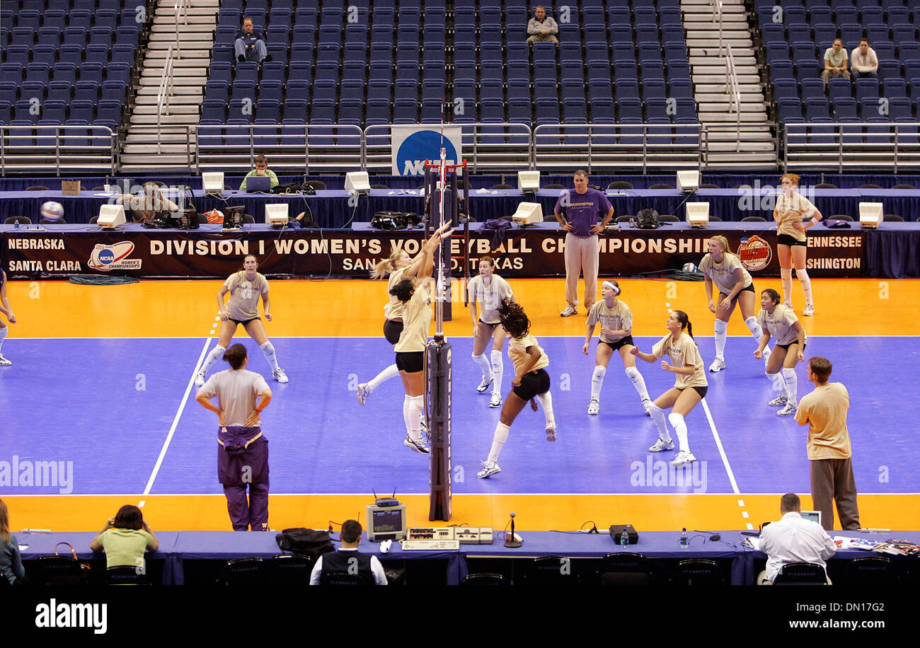 14. Dezember 2005; San Antonio, TX, USA; NCAA Frauen Volleyball: The University of Washington Volleyball Team Praktiken für das NCAA Championship-Turnier an der Alamodome. Obligatorische Credit: Foto von Lisa Krantz/San Antonio Express-News/ZUMA Press. (©) Copyright 2005 von San Antonio Express-News Stockfoto