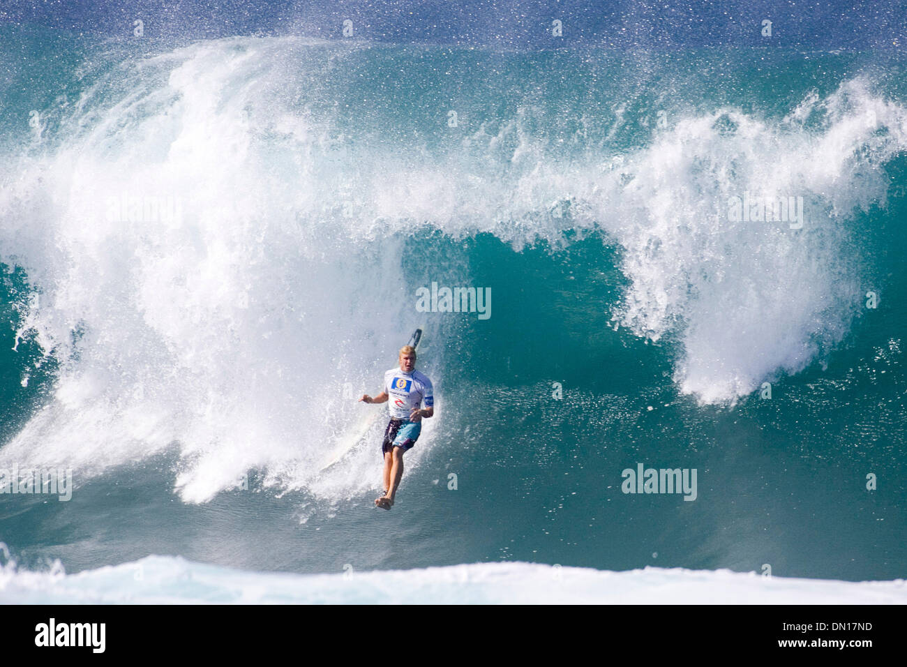 16. Dezember 2005; Haleiwa, Oahu, Hawaii, USA; Aktuelle Event Champion JAMIE O'BRIEN (HAWAII) findet ein geschmackvoll Wipeout heute während seiner Hitze in 2005 Rip Curl Pro Pipeline Masters. O'BRIEN, erweiterte Depsite Wipout Easliy bis ins Viertelfinale der Evnt. Die Rip Curl Pro Pipeline Masters an die Banzai Pipeline an der Nordküste von Oahu ist eine Vereinigung von Surfen Profis (AS Stockfoto