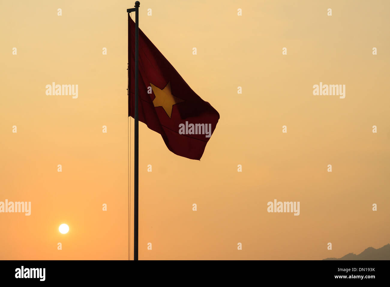 Vietnamesische Flagge bei Sonnenuntergang auf dem pass Stockfoto