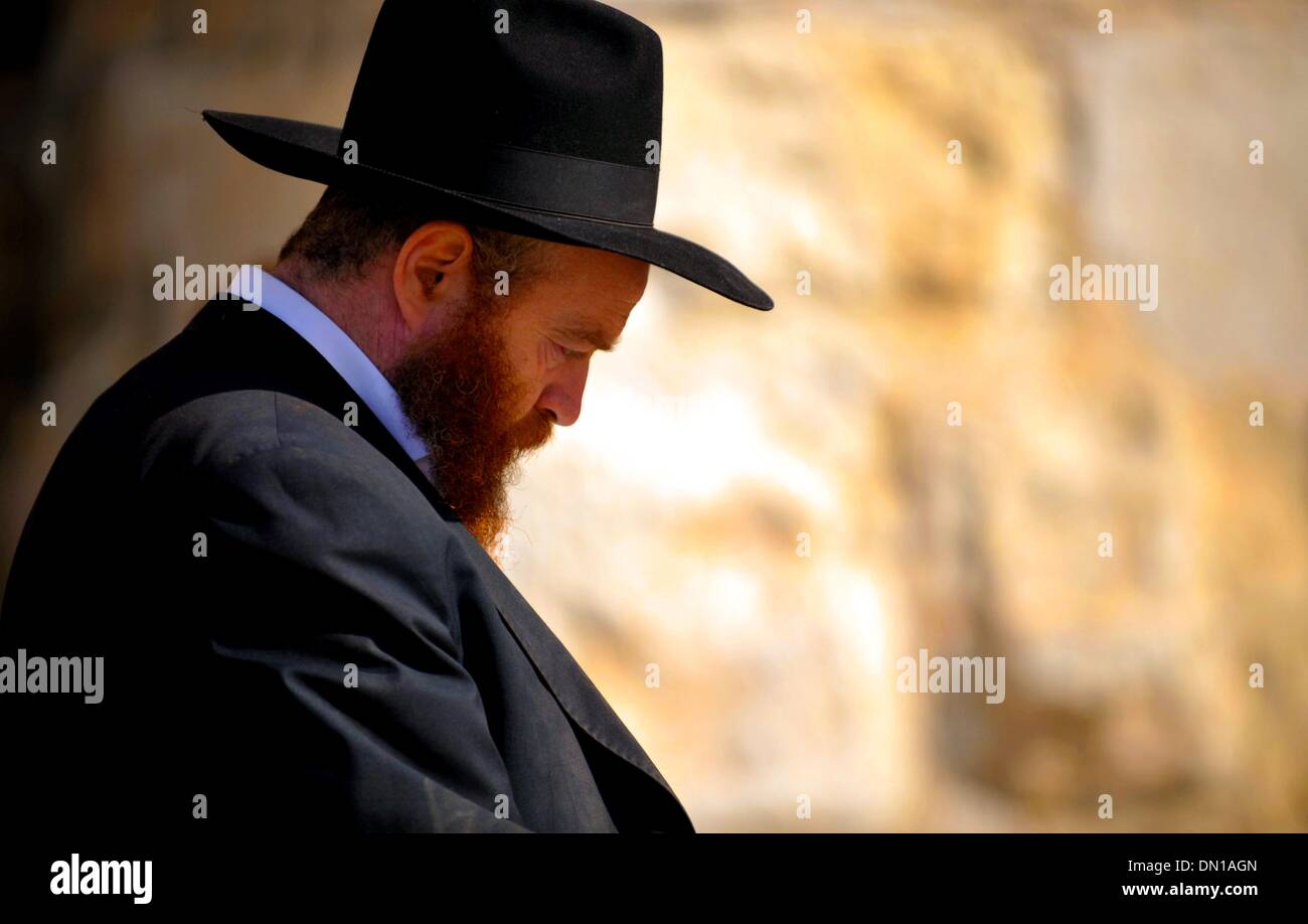 (131218)--JERUSALEM, 18. Dezember 2013 (Xinhua)--A Mann ruht in der Altstadt von Jerusalem 18. November 2013. Jerusalem, eine der ältesten Städte der Welt, ist heilig für die drei großen abrahamitischen Religionen - Judentum, Christentum und Islam. Israelis und Palästinenser behaupten Jerusalem als ihre Hauptstadt, wie Israel seine primäre Regierungsinstitutionen unterhält. Die Altstadt von Jerusalem wurde traditionell in vier Viertel, nämlich die armenischen, christlichen, jüdischen und muslimischen Viertel aufgeteilt. Es wurde 1981 zum Weltkulturerbe und ist auf der Liste des Welterbes in Gefahr. (Xinhua / Stockfoto