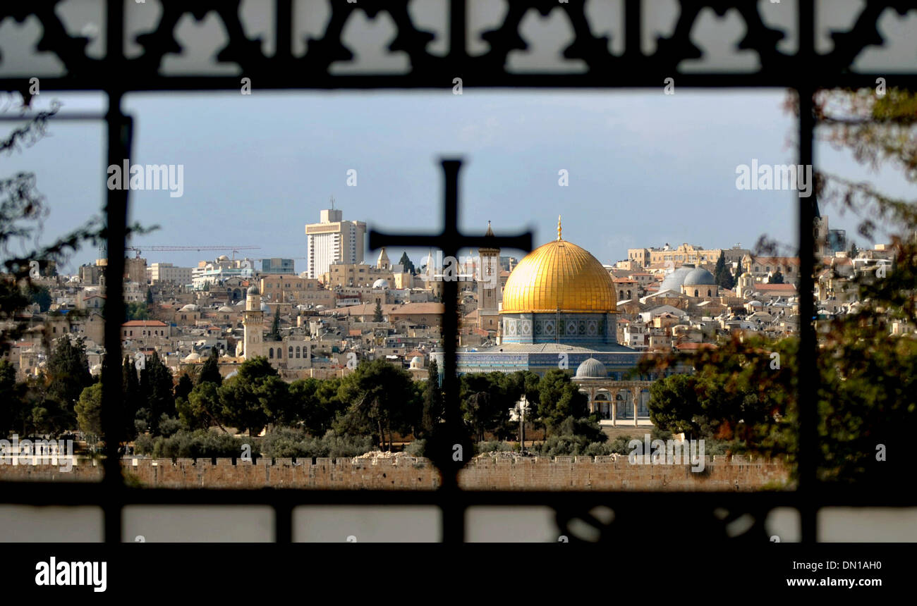 (131218)--JERUSALEM, 18. Dezember 2013 (Xinhua)--Foto am 18. November 2013 zeigt die Altstadt von Jerusalem. Jerusalem, eine der ältesten Städte der Welt, ist heilig für die drei großen abrahamitischen Religionen - Judentum, Christentum und Islam. Israelis und Palästinenser behaupten Jerusalem als ihre Hauptstadt, wie Israel seine primäre Regierungsinstitutionen unterhält. Die Altstadt von Jerusalem wurde traditionell in vier Viertel, nämlich die armenischen, christlichen, jüdischen und muslimischen Viertel aufgeteilt. Es wurde 1981 zum Weltkulturerbe und ist auf der Liste des Welterbes in Gefahr. (X Stockfoto