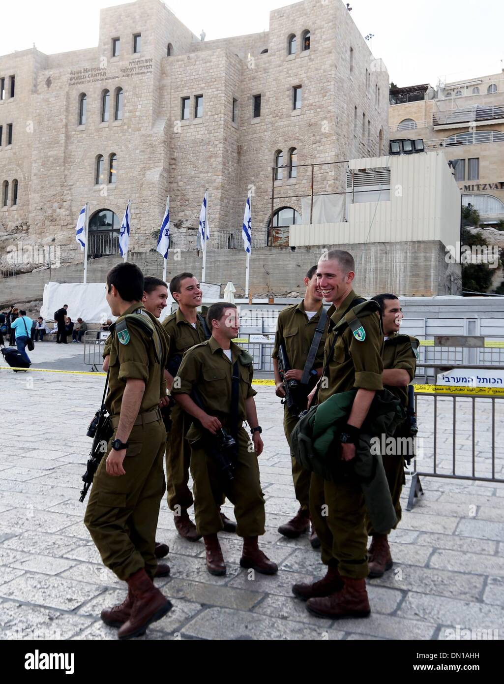 (131218)--JERUSALEM, 18. Dezember 2013 (Xinhua)--israelische Soldaten sind in der Altstadt von Jerusalem 17. November 2013 zu sehen. Jerusalem, eine der ältesten Städte der Welt, ist heilig für die drei großen abrahamitischen Religionen - Judentum, Christentum und Islam. Israelis und Palästinenser behaupten Jerusalem als ihre Hauptstadt, wie Israel seine primäre Regierungsinstitutionen unterhält. Die Altstadt von Jerusalem wurde traditionell in vier Viertel, nämlich die armenischen, christlichen, jüdischen und muslimischen Viertel aufgeteilt. Es wurde 1981 zum Weltkulturerbe und ist auf der Liste des gefährdeten Welterbes Da Stockfoto
