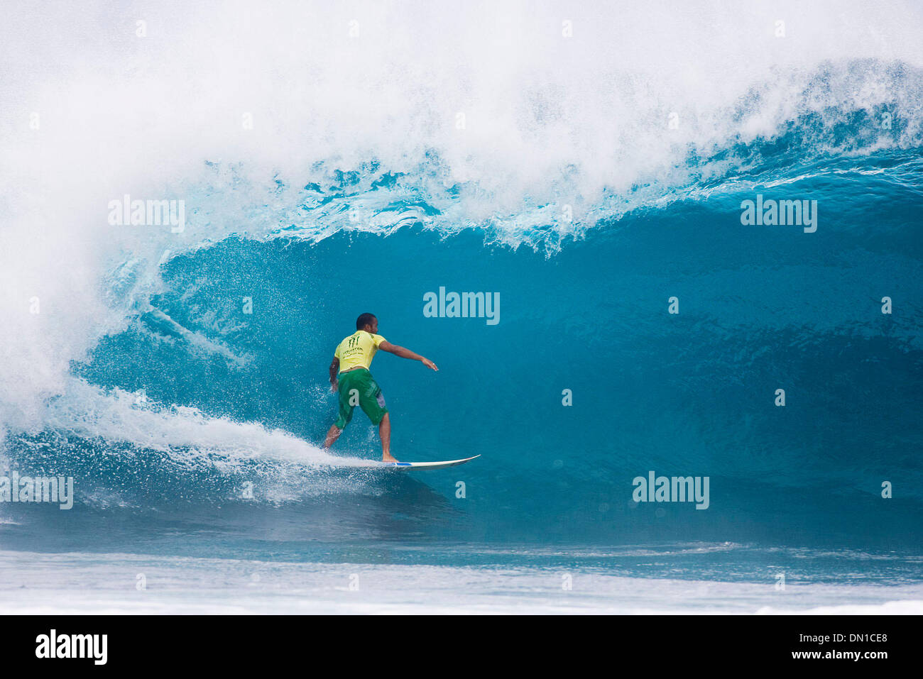 7. Februar 2006; Pipeline, Oahu, Hawaii, USA; FRED PATACCHIA (Oahu) (Bild) wurde oben platzierten Hawaii in der Monster Energy Pro wenn er auf den zweiten Platz im Finale surfte auf die Banzai Pipeline auf der Nordküste von Oahu statt. Kalifornische Rob Machado eroberte den Titel mit Hawaiian Ian Walsh (Maui) im dritten und peruanischen Gabriel Villaran auf dem vierten Platz. Der Monster Energy Pipel Stockfoto