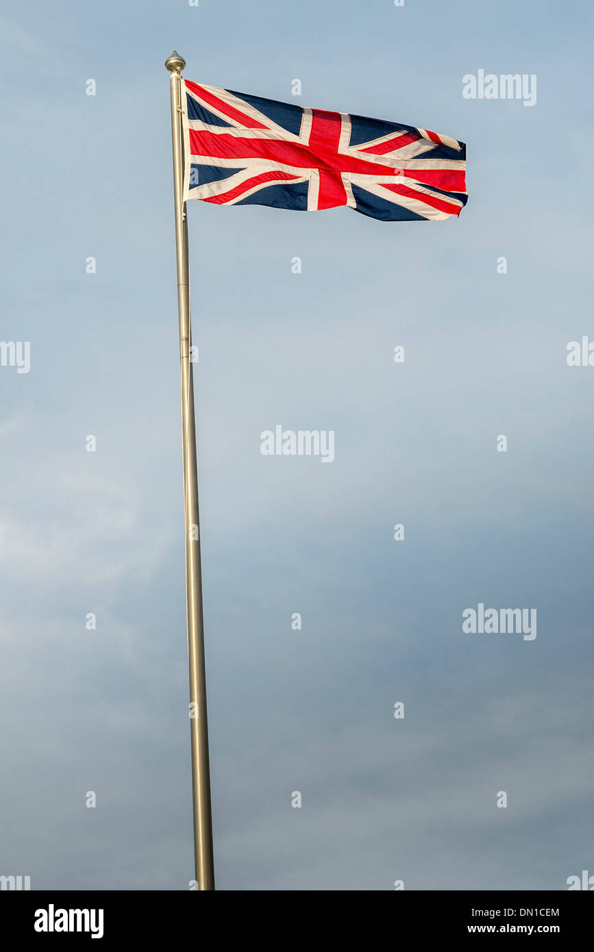 Union Jack Flagge Fahnenmast blauen Himmel Stockfoto