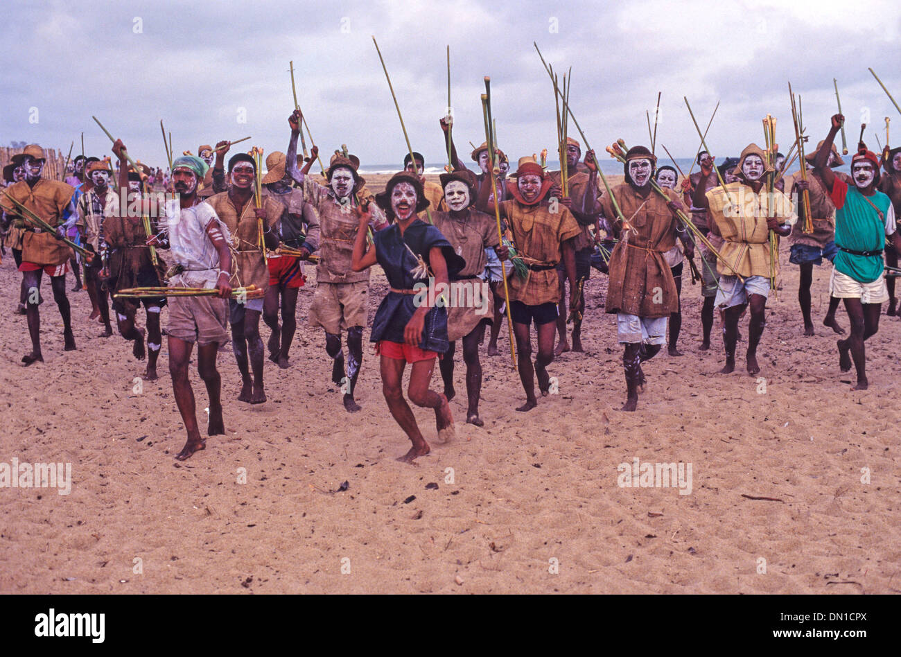 Krieger des Stammes Antaimoro Laden mit Reed Spears am Strand während der Sambatra Beschneidung Festival in Mananjary Madagaskar Stockfoto