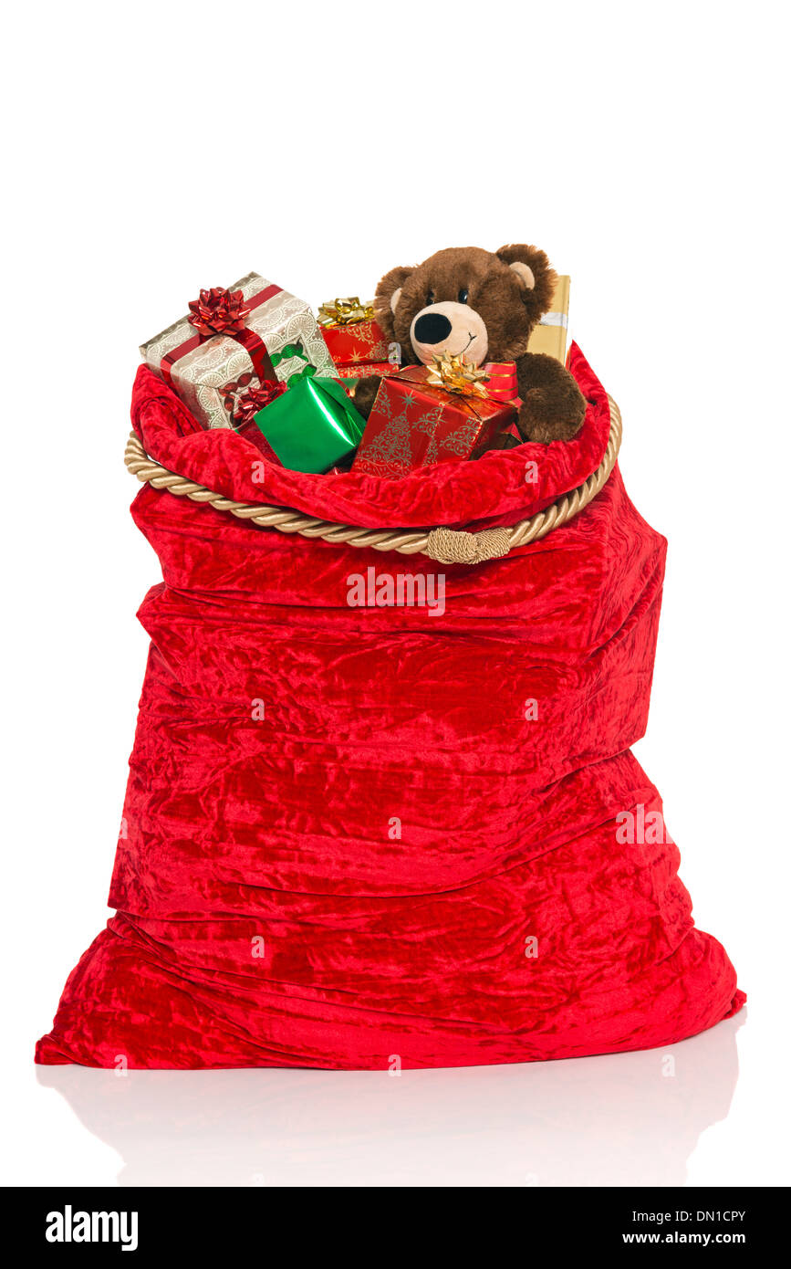 Rot Weihnachten meschotschek voller Geschenk verpackt Geschenke und eine handgemachten Bären, isoliert auf einem weißen Hintergrund. Stockfoto