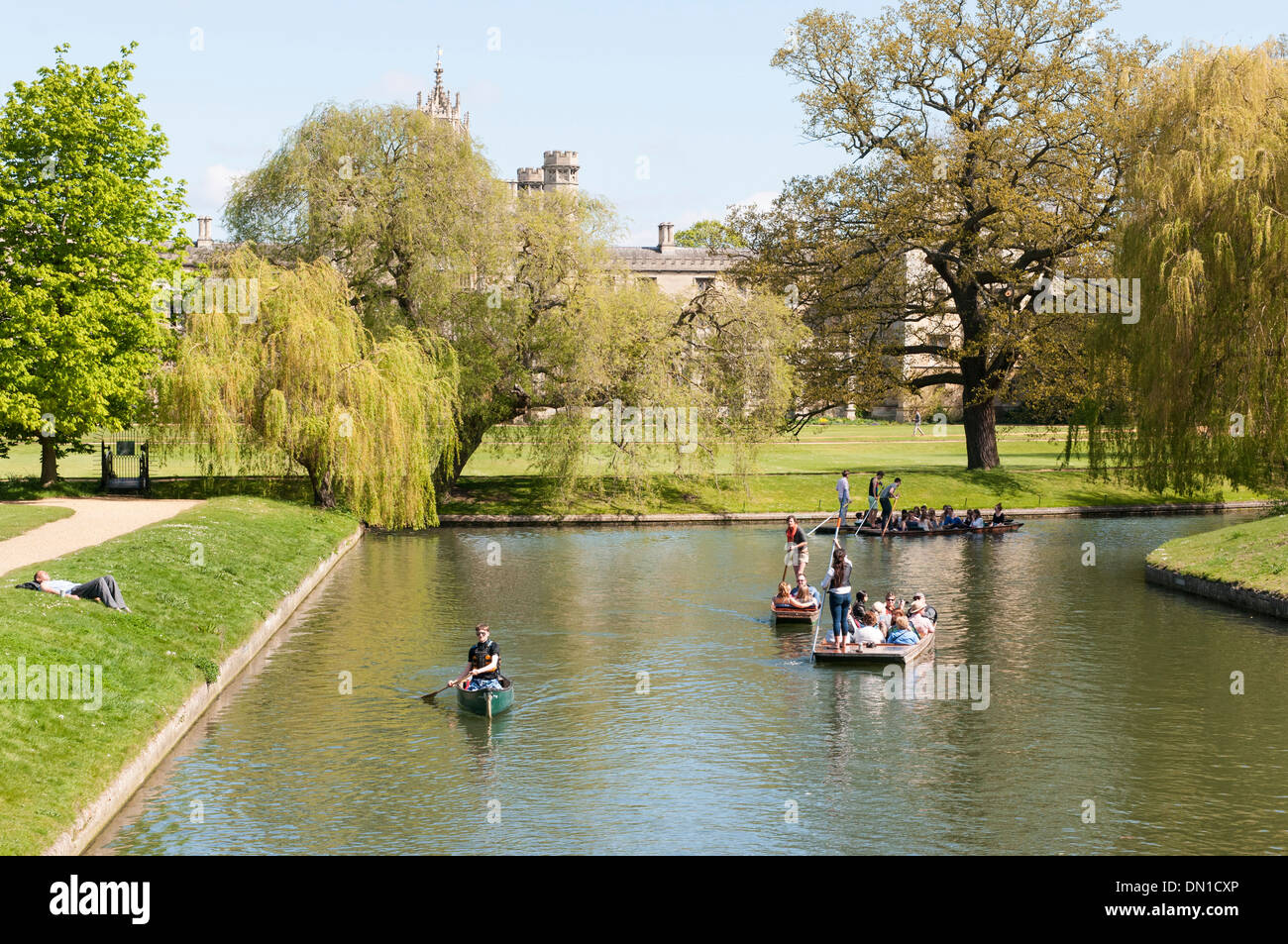 Bootfahren auf dem Fluss Cam hinter der Hochschulen in einem Gebiet namens Rücken, Cambridge, England, UK Stockfoto